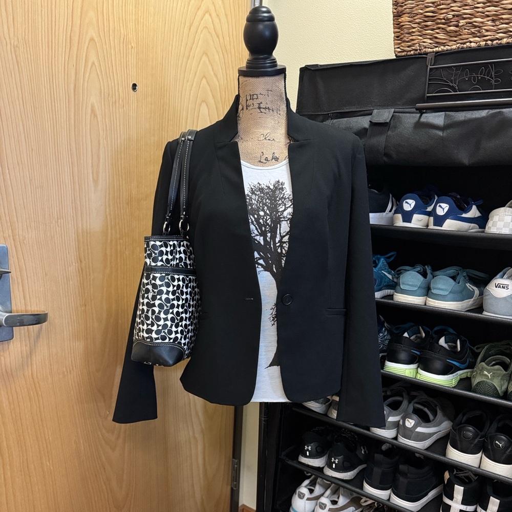 EUC Flawless LOFT black, one button closure jacket. Modern style collar. Size 4.